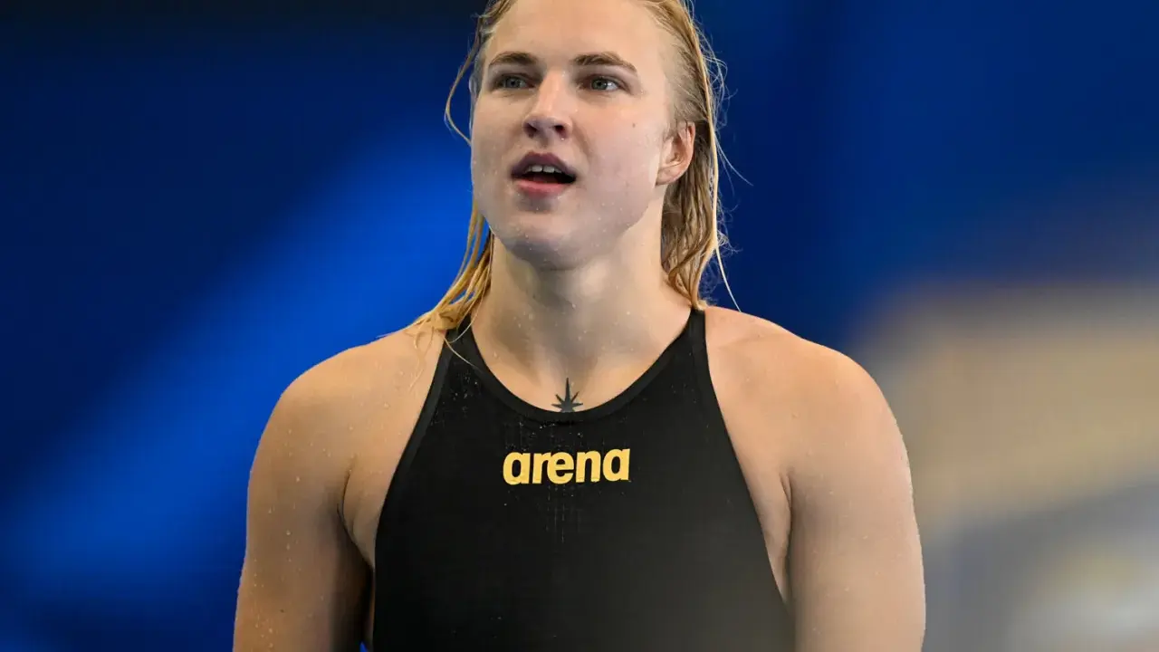 Rūta Meilutytė, nuotolinė plaukikė, su vandens lašeliais ant odos, pasirengusi varžyboms.