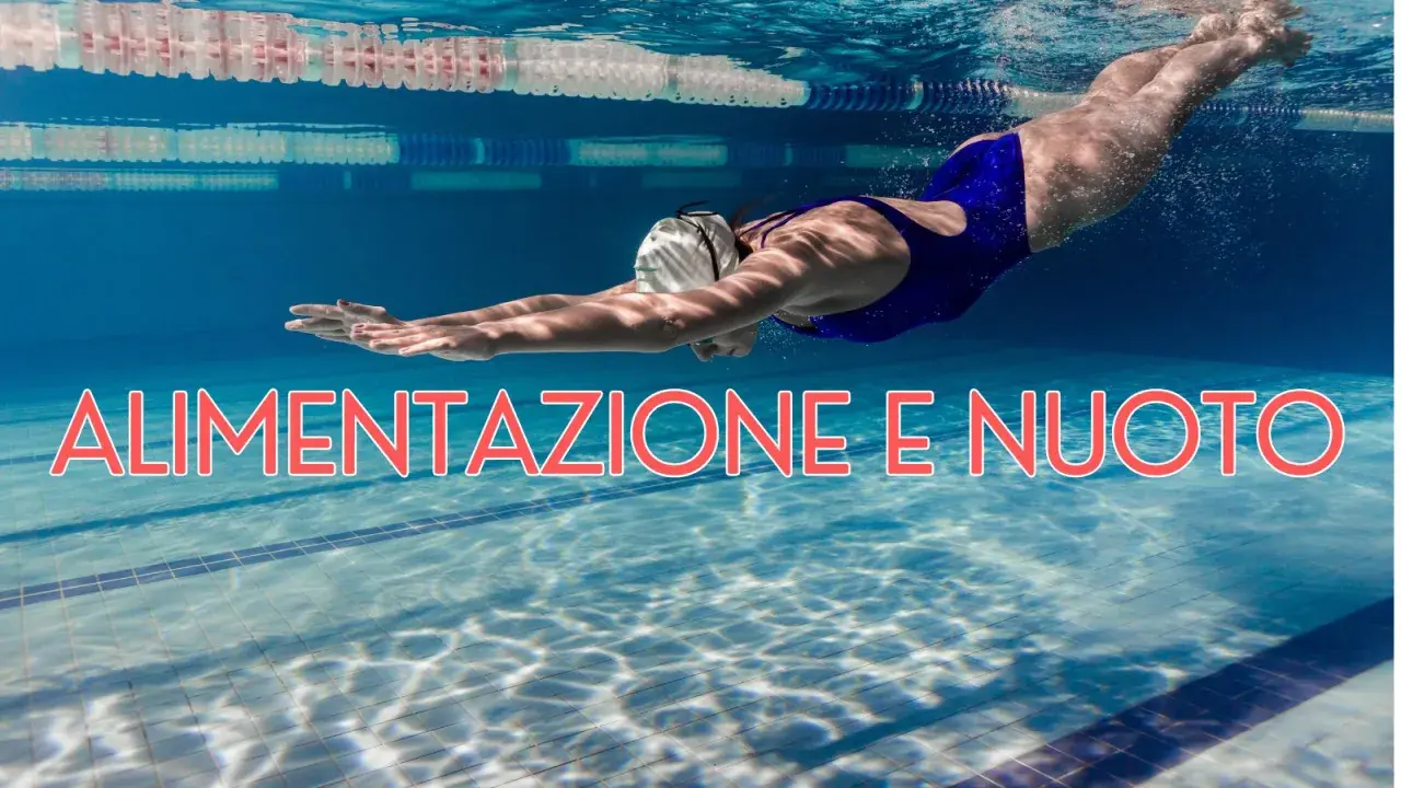Nuotatrice in azione in piscina. Scopri cosa mangiare prima di andare in piscina per un'ottima performance.