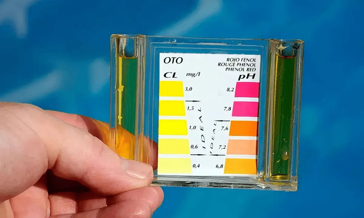 Test kit per misurare cloro e pH, essenziali per l'alcalinità piscina.