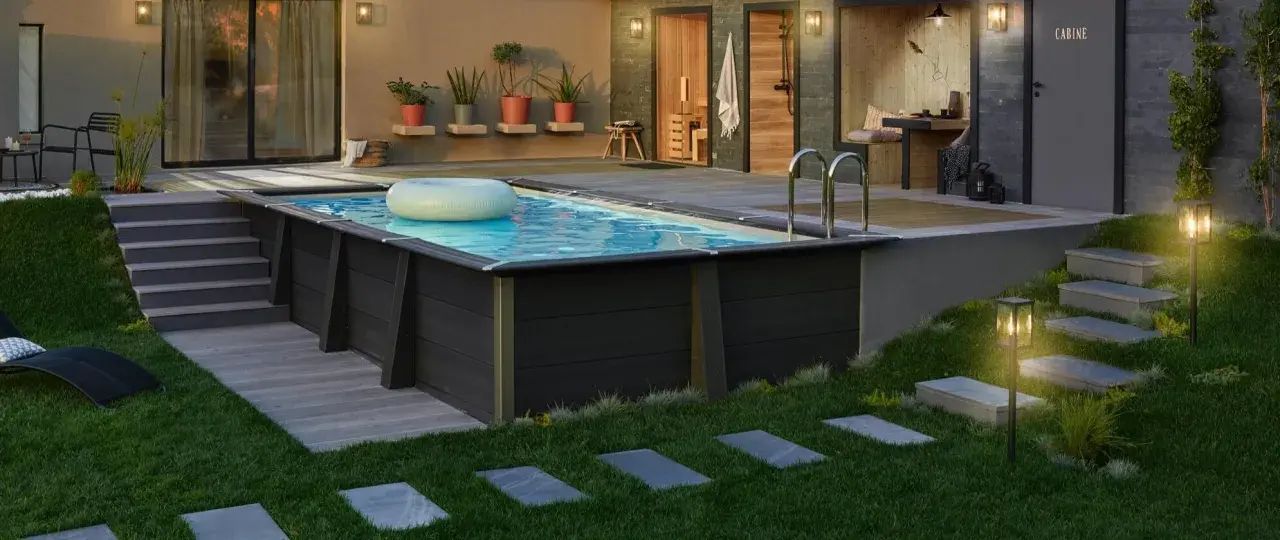 Piscina fuori terra con bordo in legno scuro, ideale per idee piscine fai da te. Un anello gonfiabile galleggia sull'acqua.