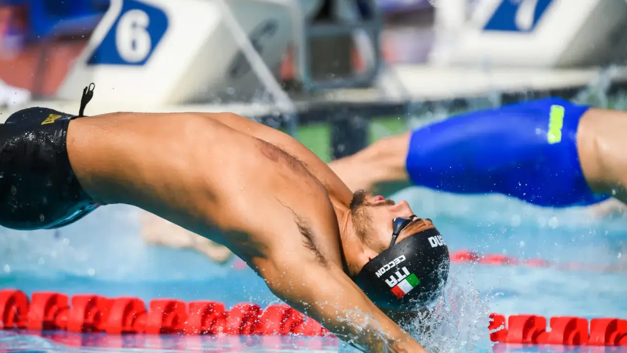 Nuotatore italiano in azione, immersione perfetta in gara. Settecolli nuoto, un tuffo che promette velocità.