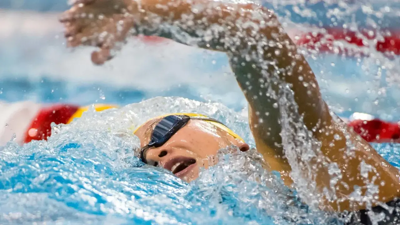 Nuotatore in azione, con la testa fuori dall'acqua per respirare. Un esempio di come allenare il fiato per migliorare le prestazioni in piscina.