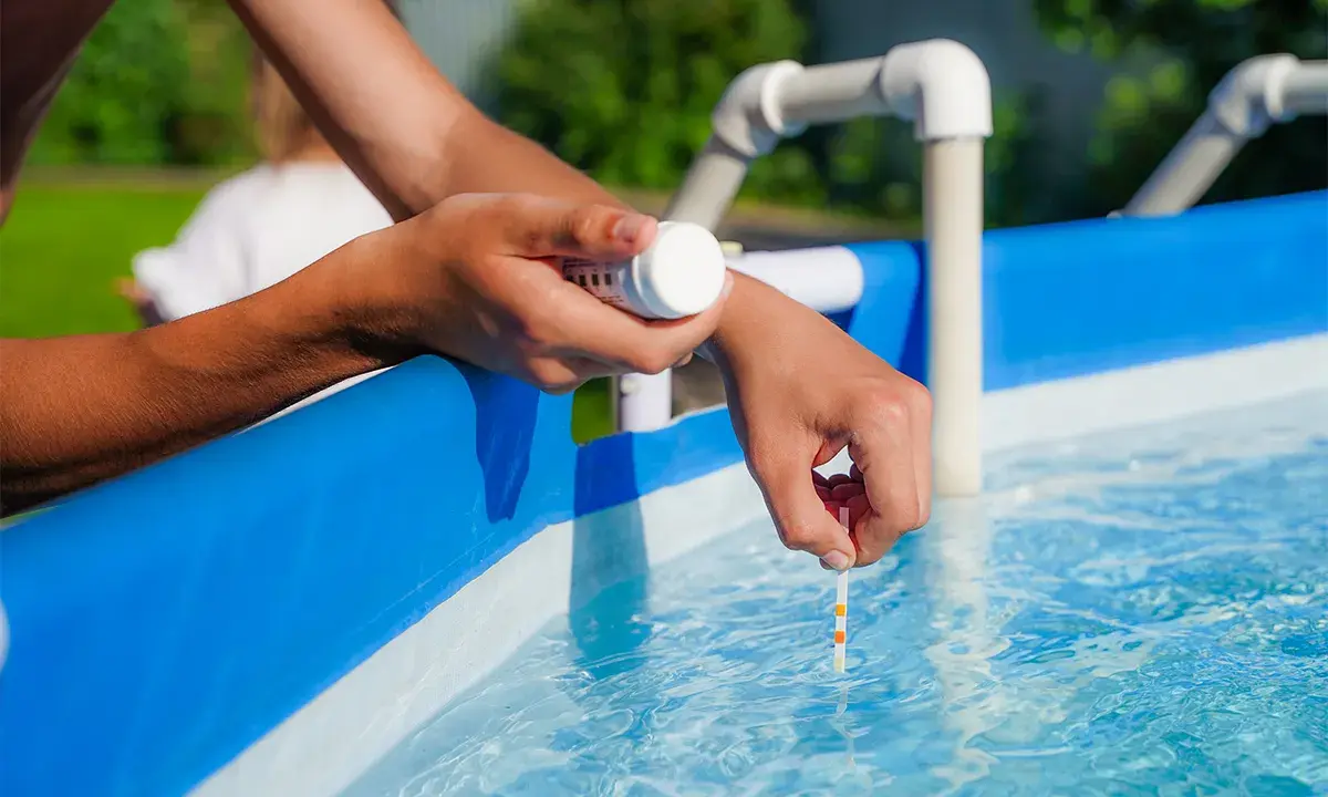 Controllo il livello di cloro nella piscina. Sembra esserci troppo cloro in piscina, la striscia reagisce intensamente.