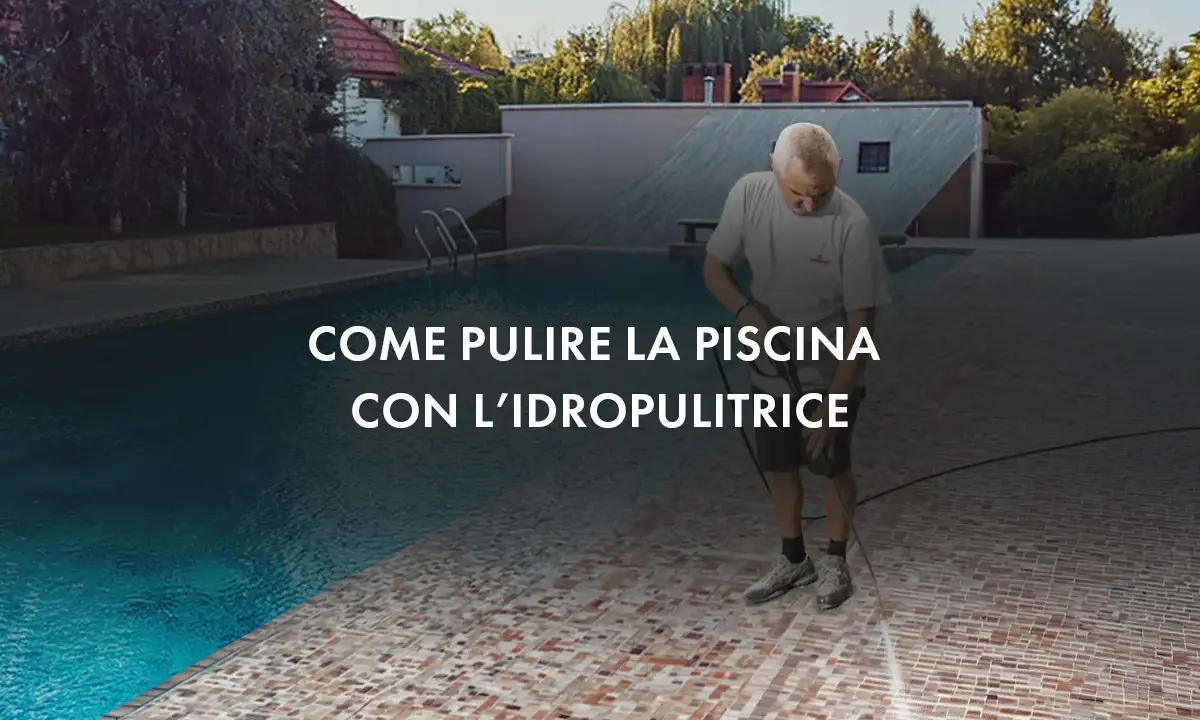 Uomo pulisce con idropulitrice il bordo di una piscina fuori terra.