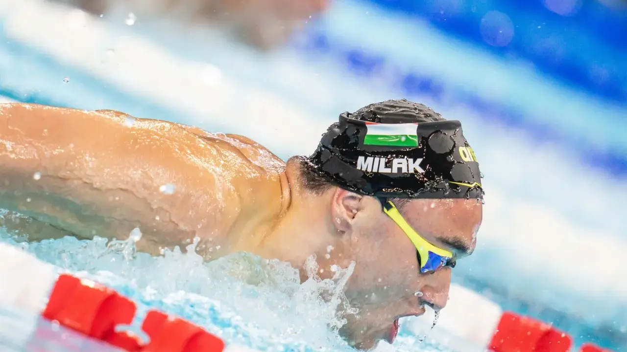 Kristof Milak, nuotatore ungherese, in azione con la sua cuffia e occhialini, mentre solca l'acqua con forza.