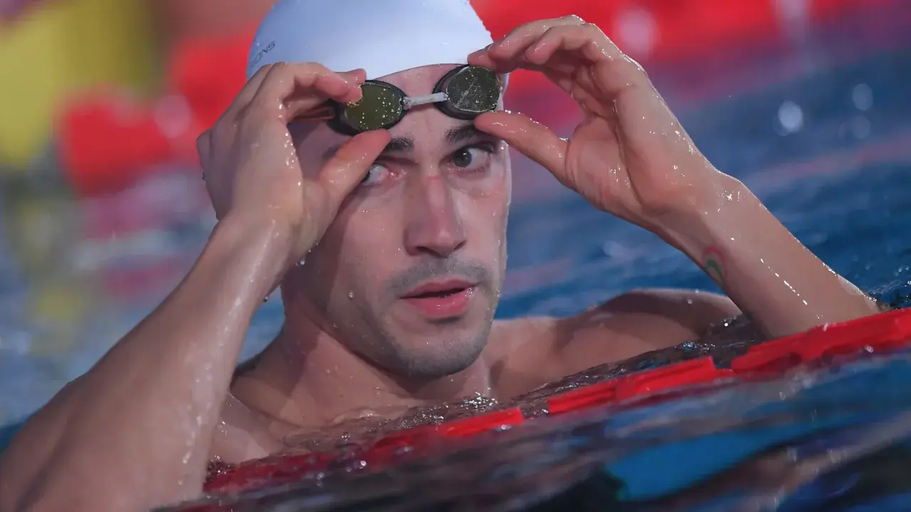 Fabio Scozzoli si sistema gli occhialini prima di una gara, concentrato e pronto a dare il massimo in acqua.