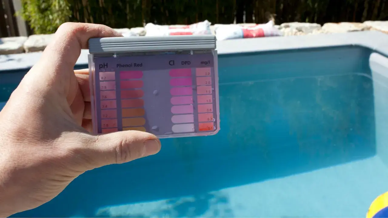 Test kit per piscina mostra pH alto. Per abbassare alcalinità piscina, controlla i valori e agisci.