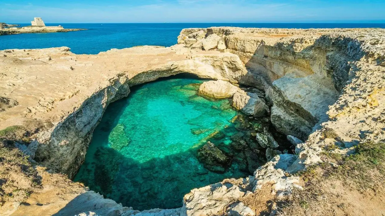 Splendide piscine naturali Sicilia, con acqua cristallina che invita al relax tra le rocce dorate.
