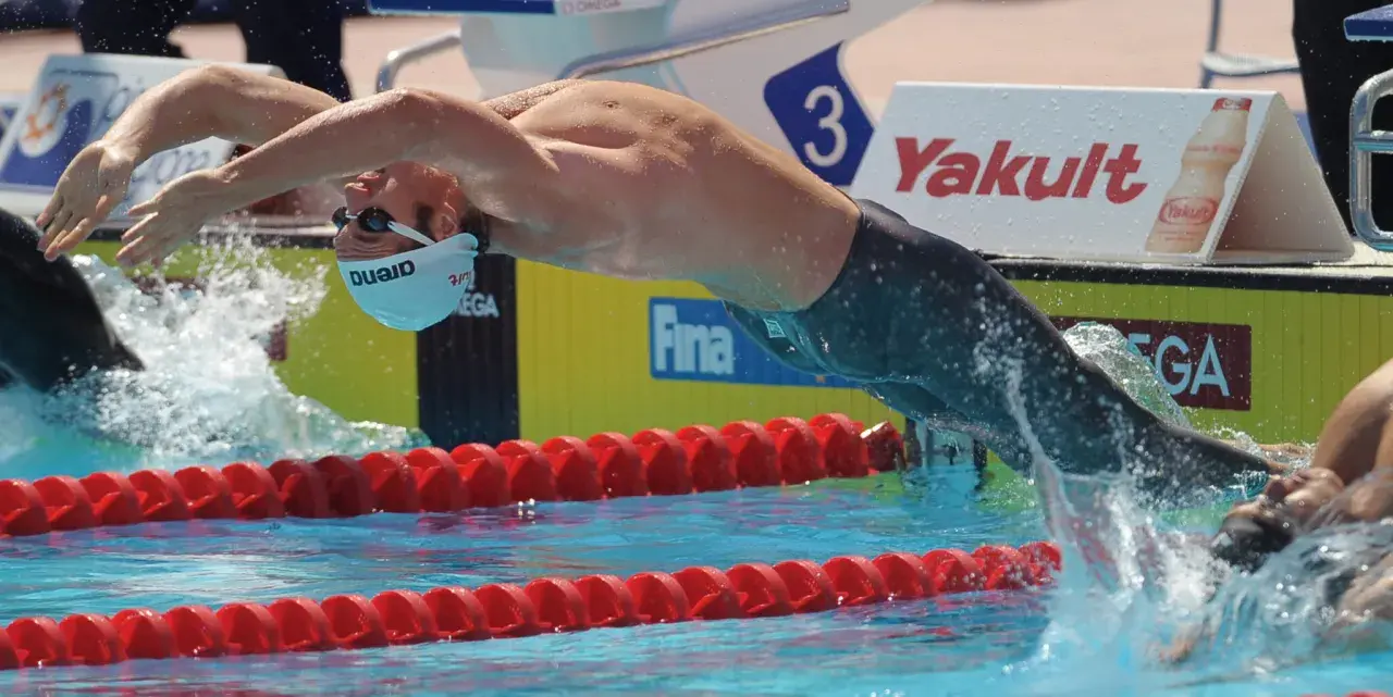 Paul Biedermann in gara, immerso nell'acqua con braccia protese.