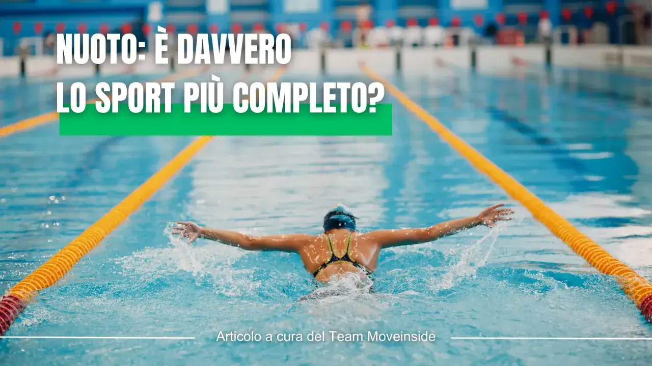 Atleta in piscina che nuota a farfalla, dimostrando perché il nuoto è uno sport completo.