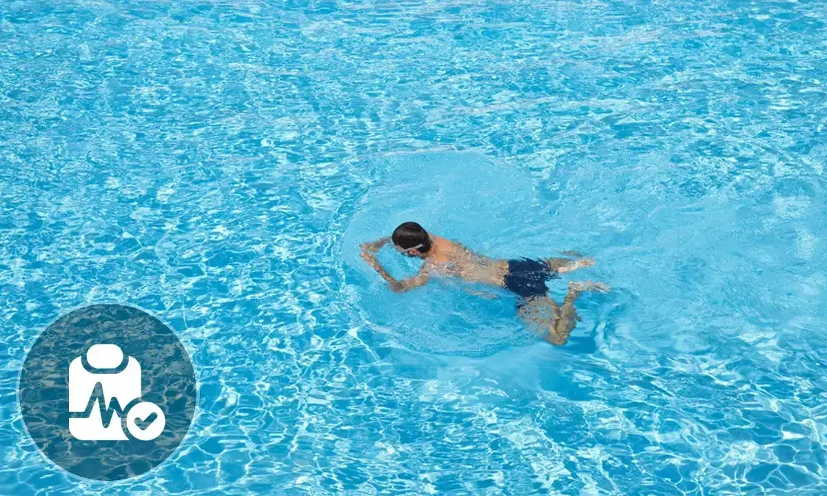 Ragazzo nuota a rana in piscina. Icona medica suggerisce nuoto a rana controindicazioni.