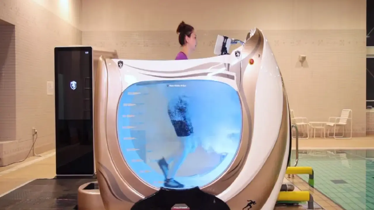 Donna corre su un tapis roulant in acqua, un modo efficace per dimagrire e tonificare il corpo.
