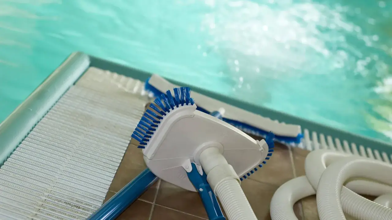 Accessori per piscina: aspiratore, spazzole e tubo. Pronti per capire come pulire una piscina molto sporca e renderla cristallina.