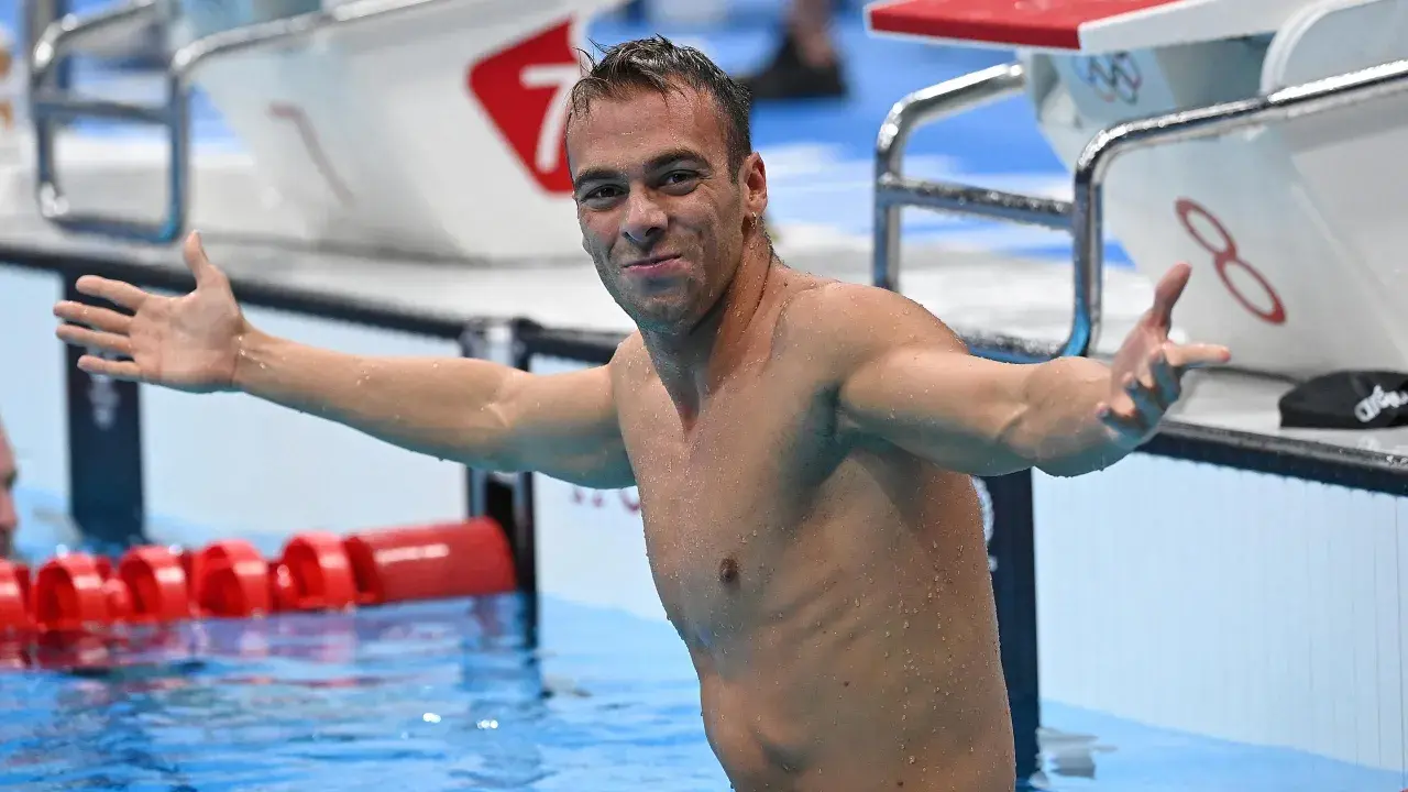 Gregorio Paltrinieri, bagnato e sorridente, celebra la sua vittoria nei 1500 stile libero.
