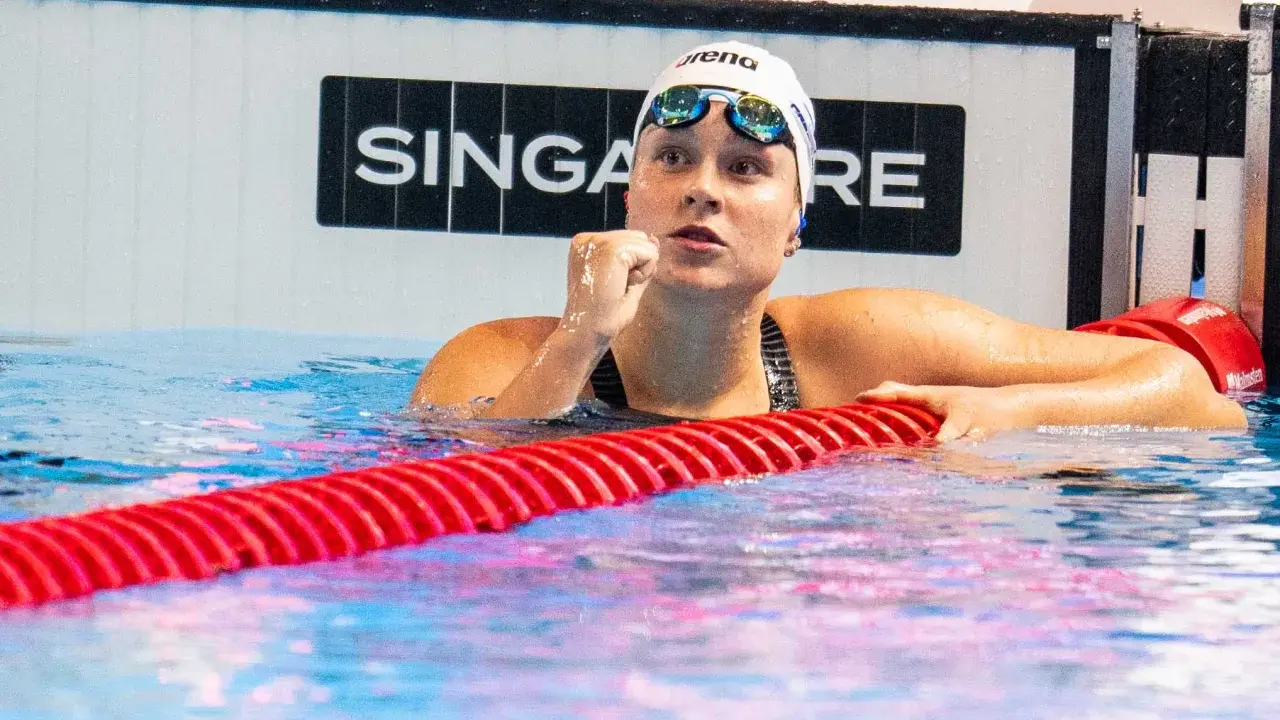 Anastasia Gorbenko, nuotatrice con cuffia e occhialini, esulta in piscina dopo una gara.