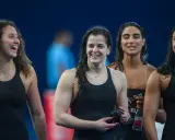 Le nuotatrici sorridono, tra cui Virginia Menicucci, dopo una gara.