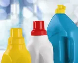 Tre flaconi di detergenti, uno giallo, uno bianco con tappo rosso e uno blu, pronti per la pulizia, forse anche per la candeggina in piscina.