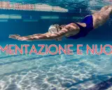 Nuotatrice in azione in piscina. Scopri cosa mangiare prima di andare in piscina per un'ottima performance.