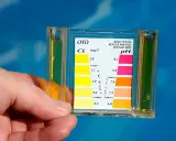 Test kit per misurare cloro e pH, essenziali per l'alcalinità piscina.