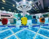 Filtri per piscina colorati, tra cui un giallo brillante, un blu acceso e un rosso vivace, esposti su una piattaforma che simula l'acqua. Questi filtri a sabbia sono essenziali per mantenere l'acqua cristallina.
