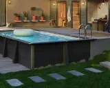 Piscina fuori terra con bordo in legno scuro, ideale per idee piscine fai da te. Un anello gonfiabile galleggia sull'acqua.