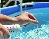 Controllo del livello dell'acqua della piscina con strisce reattive. L'abbassamento del livello dell'acqua è normale in estate.
