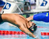 Nuotatore italiano in azione, immersione perfetta in gara. Settecolli nuoto, un tuffo che promette velocità.