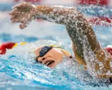 Nuotatore in azione, con la testa fuori dall'acqua per respirare. Un esempio di come allenare il fiato per migliorare le prestazioni in piscina.