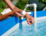 Controllo il livello di cloro nella piscina. Sembra esserci troppo cloro in piscina, la striscia reagisce intensamente.