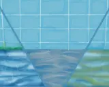 Acqua di piscina con riflessi luminosi, suggerendo l'evaporazione. Le piastrelle blu e il verde dell'erba creano un'atmosfera estiva.