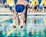 Nuotatore in partenza, dimostrazione dei benefici del nuoto a 50 anni.
