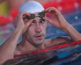 Fabio Scozzoli si sistema gli occhialini prima di una gara, concentrato e pronto a dare il massimo in acqua.