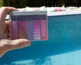 Test kit per piscina mostra pH alto. Per abbassare alcalinità piscina, controlla i valori e agisci.