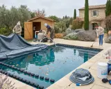 Famiglia prepara la piscina per la chiusura invernale: stendono la copertura, puliscono e aggiungono prodotti.