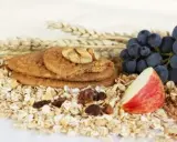 Biscotti integrali, avena, uva e mela: un mix perfetto per capire quanto tempo prima fare colazione prima di allenarsi.