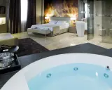 Lussuosa camera con vasca idromassaggio. Considerare le idromassaggio controindicazioni prima dell'uso.
