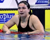 Benedetta Pilato, giovane campionessa di nuoto, emerge dall'acqua dopo una gara. La sua età non limita la sua forza.