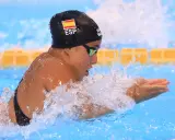 Nuotatrice spagnola in azione, con la cuffia ESP e gli occhialini, mentre esegue una bracciata. Ilaria Cusinato, concentrata, solleva spruzzi d'acqua.