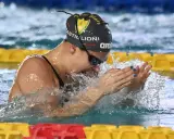 Arianna Castiglioni in azione, con schizzi d'acqua che la circondano durante una gara di nuoto.