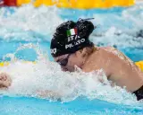 Chiara della Corte, nuotatrice italiana, in azione, con la bandiera tricolore sul costume.
