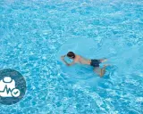 Ragazzo nuota a rana in piscina. Icona medica suggerisce nuoto a rana controindicazioni.