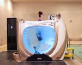 Donna corre su un tapis roulant in acqua, un modo efficace per dimagrire e tonificare il corpo.