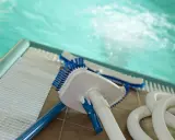 Accessori per piscina: aspiratore, spazzole e tubo. Pronti per capire come pulire una piscina molto sporca e renderla cristallina.