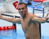 Gregorio Paltrinieri, bagnato e sorridente, celebra la sua vittoria nei 1500 stile libero.