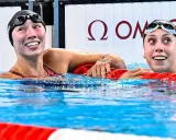 Due nuotatrici sorridono nell'acqua, una con il cappellino "Torri Huske".