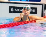 Anastasia Gorbenko, nuotatrice con cuffia e occhialini, esulta in piscina dopo una gara.