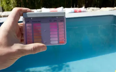Test kit per piscina mostra pH alto. Per abbassare alcalinità piscina, controlla i valori e agisci.