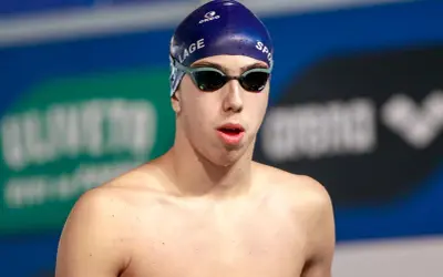 Nuotatore Alessandro Ragaini con cuffia e occhialini, pronto a gareggiare.