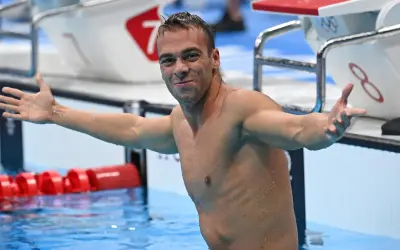 Gregorio Paltrinieri, bagnato e sorridente, celebra la sua vittoria nei 1500 stile libero.