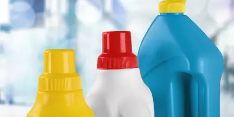 Tre flaconi di detergenti, uno giallo, uno bianco con tappo rosso e uno blu, pronti per la pulizia, forse anche per la candeggina in piscina.